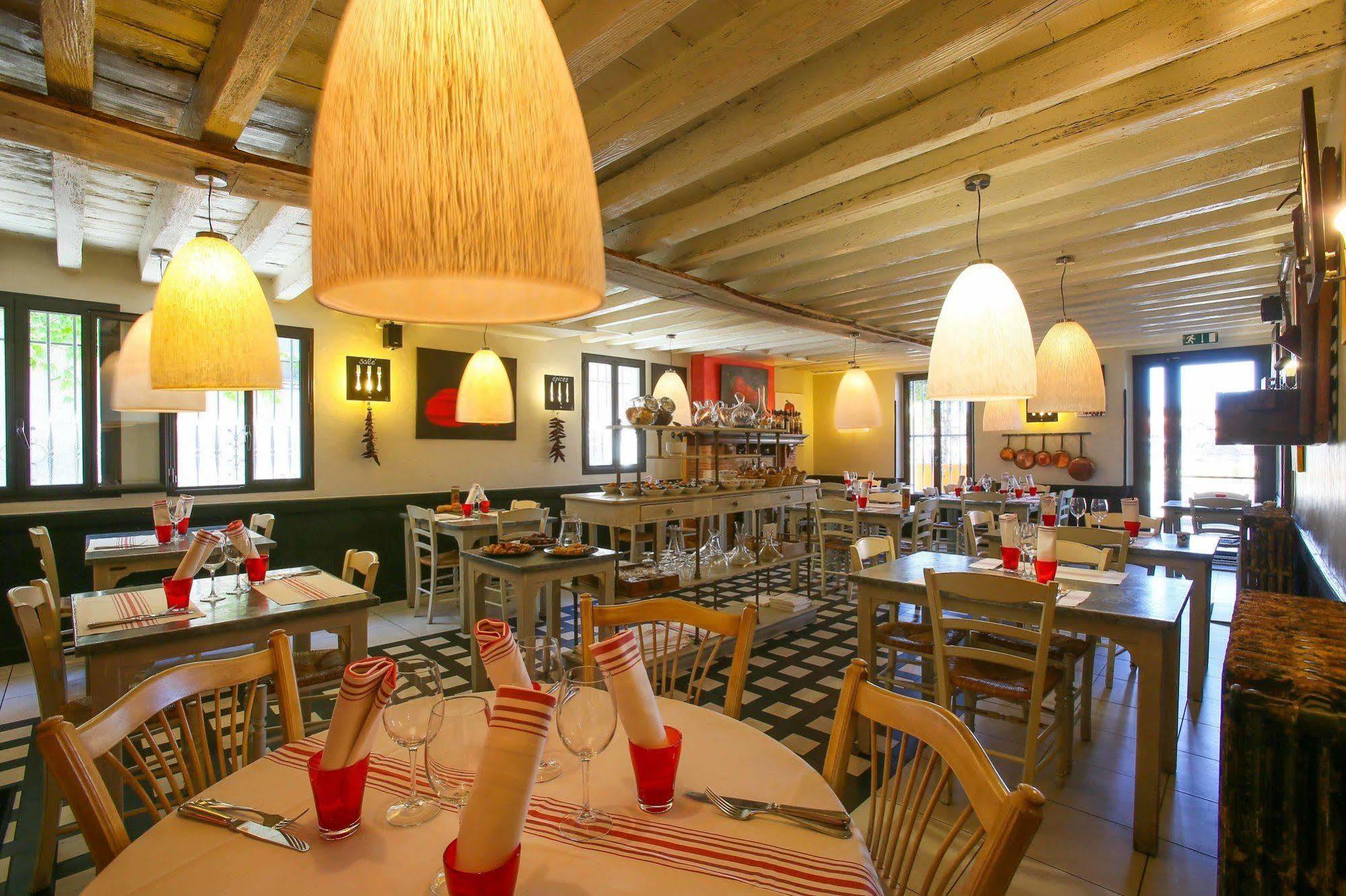 Hotel-Restaurant Le Resinier Le Barp Exteriér fotografie